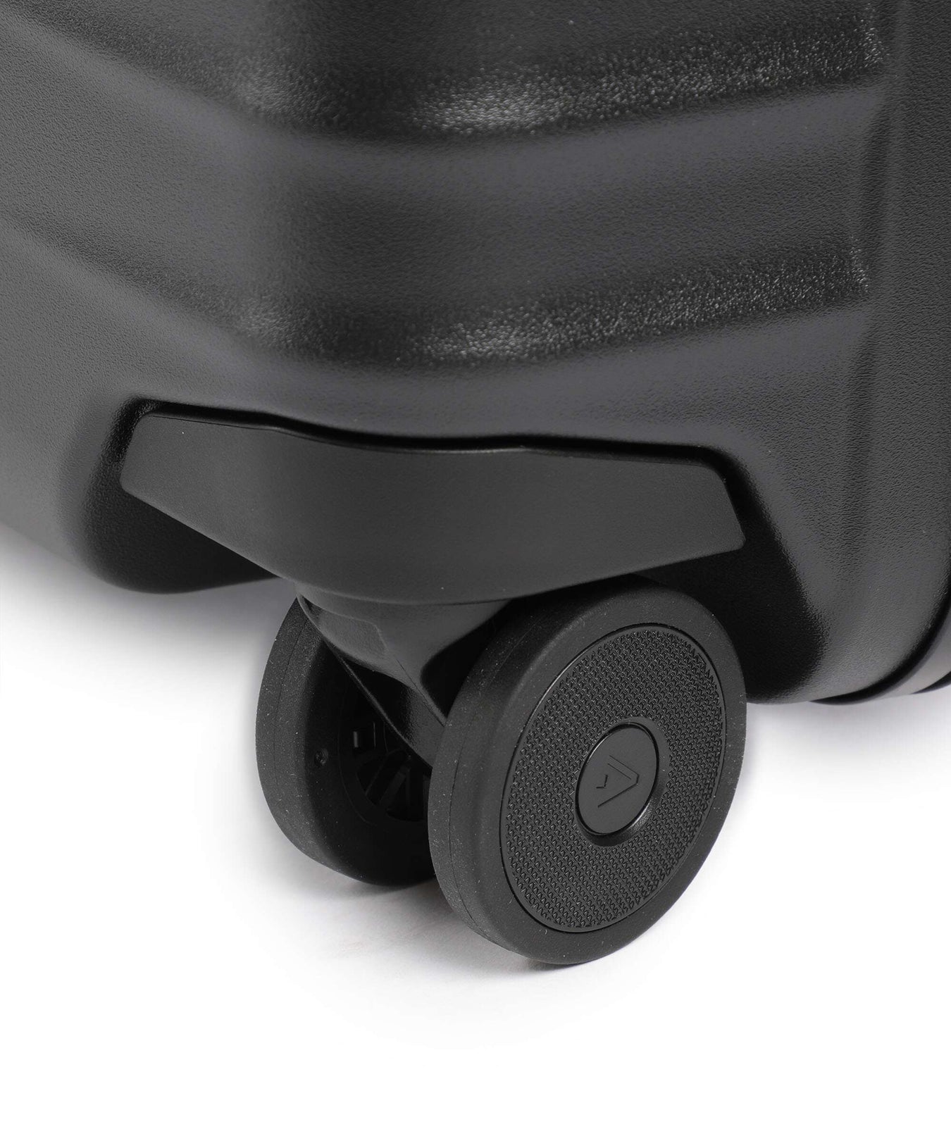 Titan Overseas Spinner (4 wheels) nightshade black