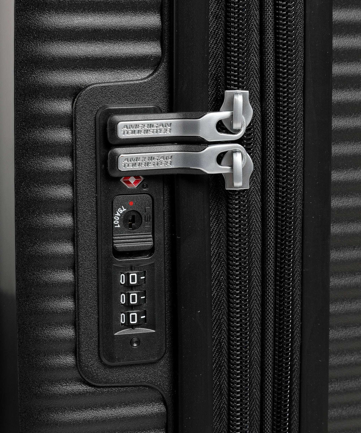 American Tourister Soundbox Spinner (4 wheels) bass black