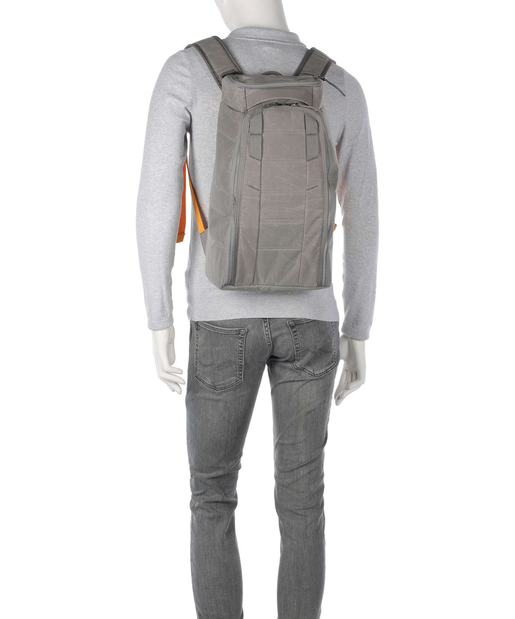 Db Hugger 20L Backpack sand grey